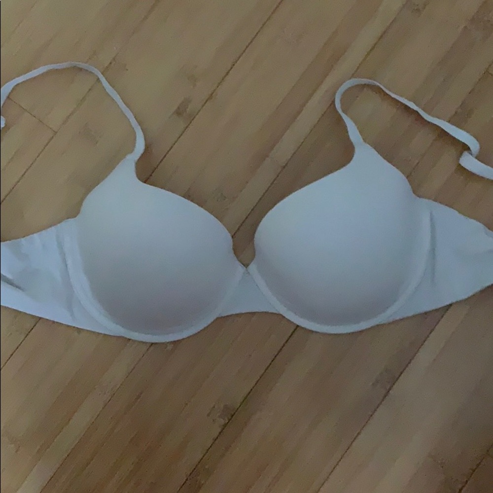 White vs Demi bra